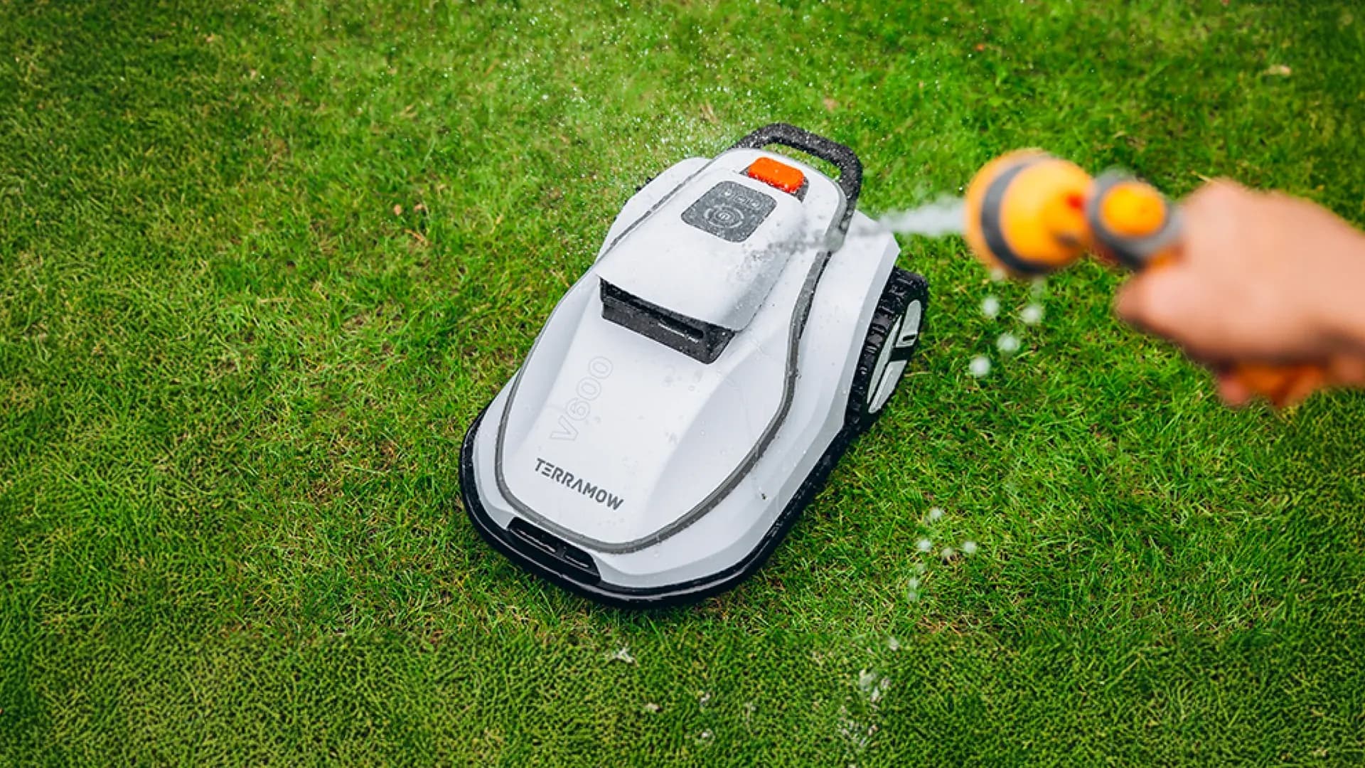TERRAMOW V1000 in a modern garden